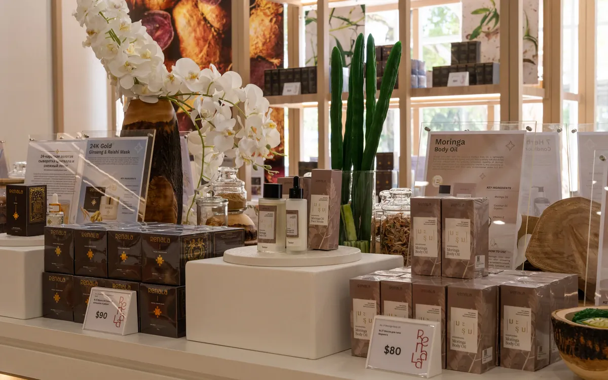 Ассортимент натуральных препаратов и косметики в аптеке Renala